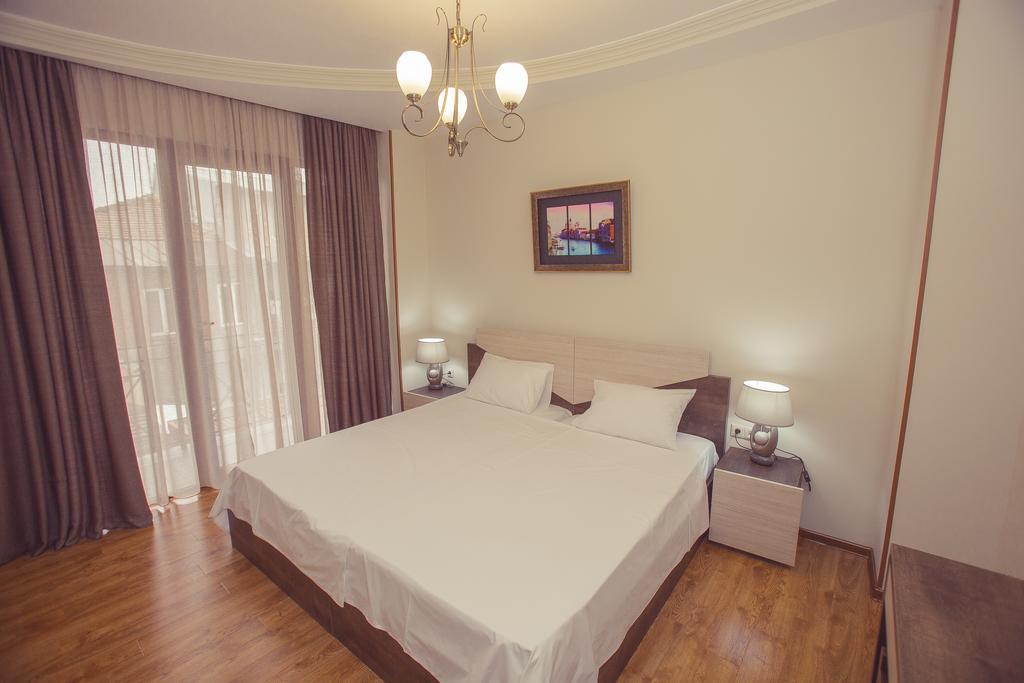 Royal Venezia Hotel Batoumi Chambre photo